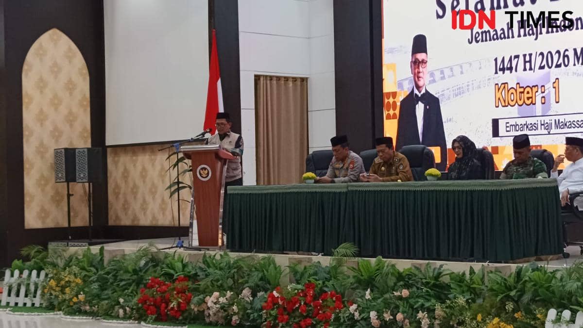 Seorang pejabat memberikan sambutan pada prosesi pelepasan kloter pertama jemaah haji Embarkasi Makassar di Aula Arafah Asrama Haji Sudiang.