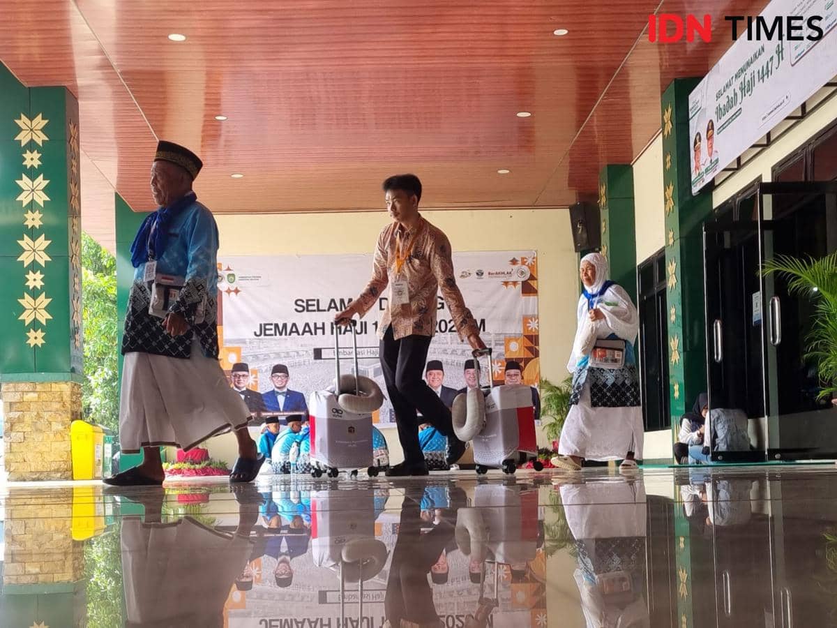 Jemaah Haji Kloter 1 Embarkasi Palembang menjalani jadwal masuk ke Asrama Haji Palembang untuk persiapan berangkat ke tanah suci