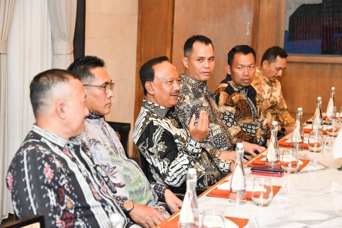 Sejumlah perwira tinggi TNI AU dan RSAF duduk bersama mengenakan batik saat jamuan makan malam di sebuah ruangan resmi.