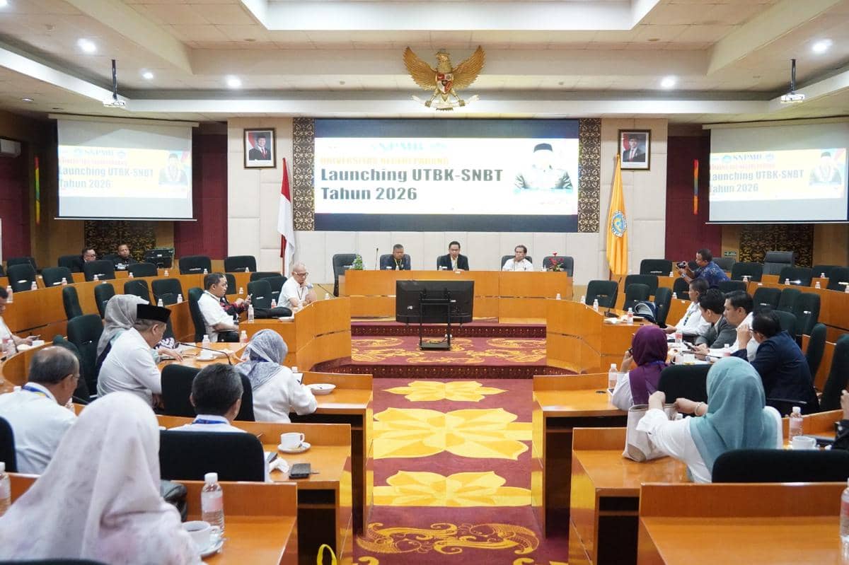 Rektor UNP membuka pelaksanaan UTBK-SNBT (Foto: Dok UNP)