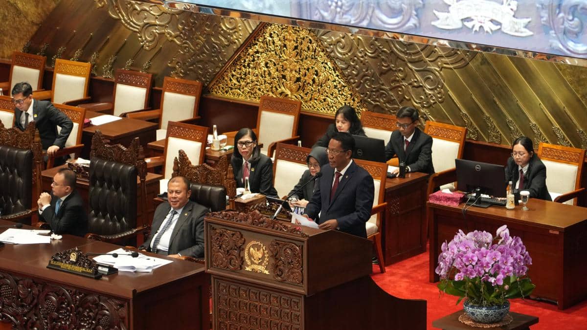 Rancangan Undang-Undang (RUU) tentang Pelindungan Pekerja Rumah Tangga (PPRT) resmi disahkan dalam Rapat Paripurna di Gedung Nusantara II DPR RI, Selasa (21/04/2026)