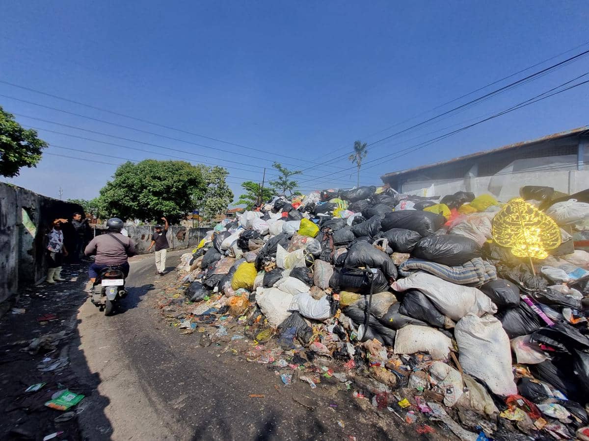 Warga Keluhkan Sampah Tak Kunjung Diangkut di Makam Caringin