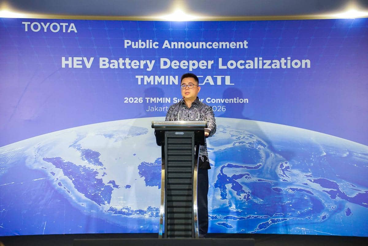 Seorang pria berdiri di podium memberikan pidato pada acara pengumuman kemitraan HEV Battery Deeper Localization antara TMMIN dan CATL di Jakarta.