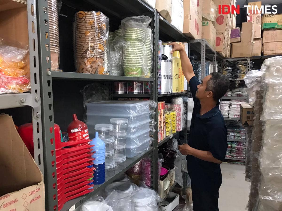 Harga Plastik Meroket: Pedagang Tertekan, Konsumen Kurangi Pembelian