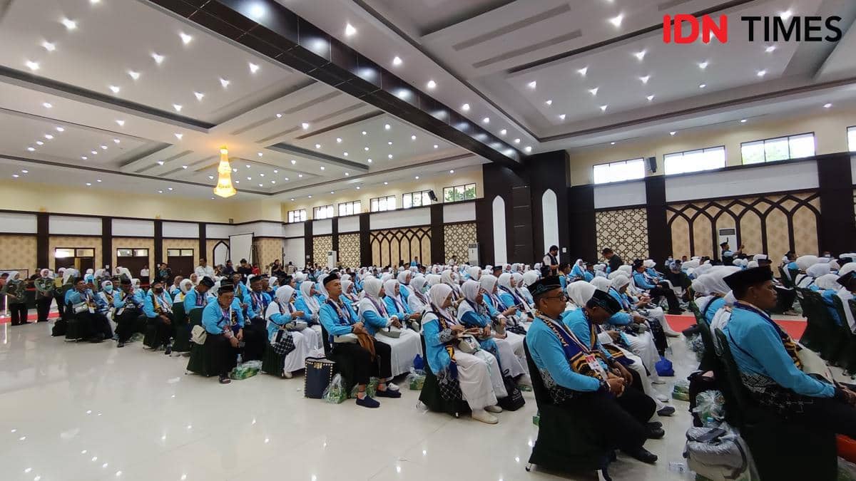 Ratusan jemaah haji kloter pertama Embarkasi Makassar asal Kabupaten Soppeng duduk rapi di Aula Arafah Asrama Haji Sudiang sebelum keberangkatan.