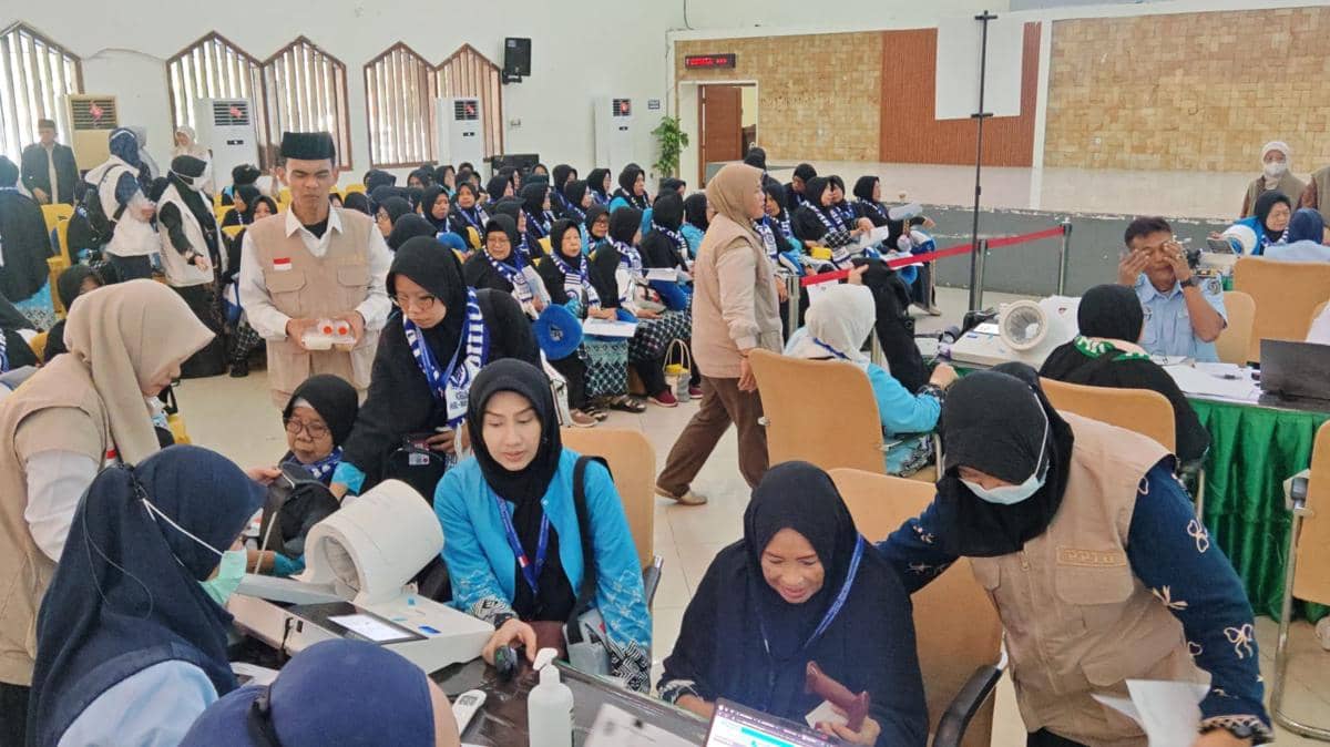Suasana Asrama Haji Pondok Gede Jakarta Timur kedatangan jemaah haji kloter pertama, Selasa (21/4/2026).