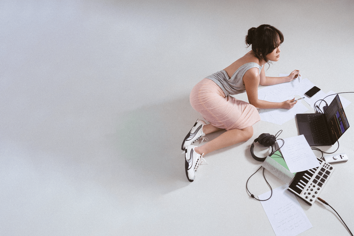 Sheryl Sheinafia Hadapi Isi Kepala Lewat Single Baru, Sendiri