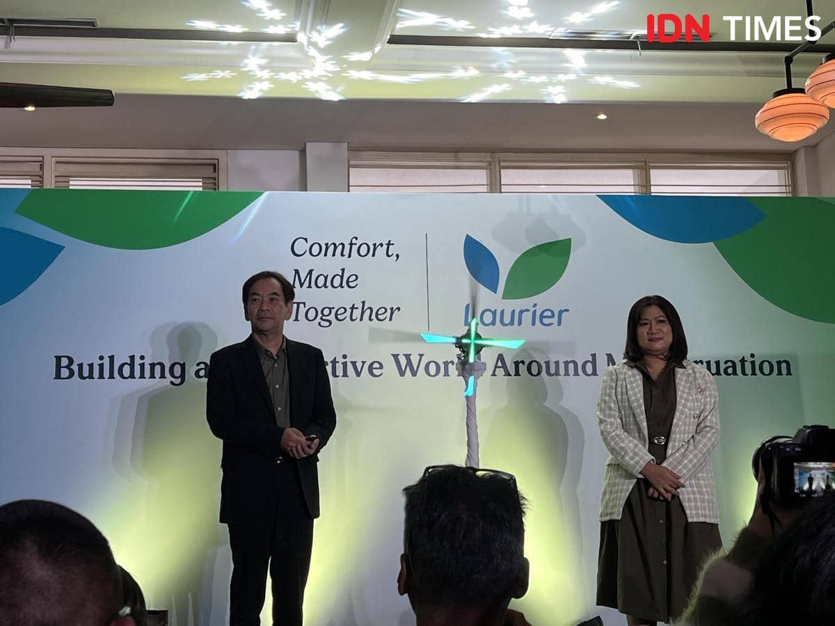 Dua perwakilan Laurier berdiri di panggung saat peluncuran kampanye Comfort Made Together di Silk Bistro Menteng, Jakarta Pusat.