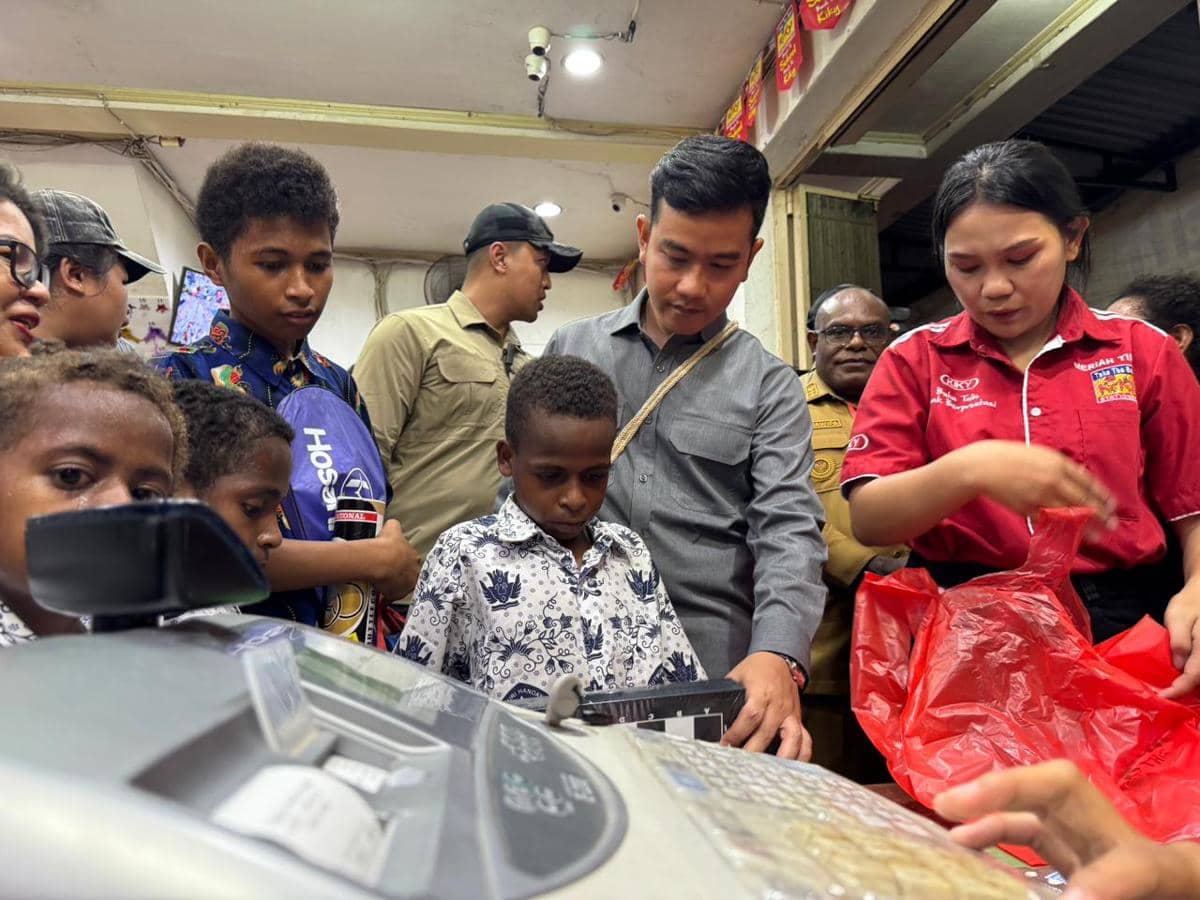 Momen Gibran Ajak Anak Yatim di Timika Belanja Alat Tulis