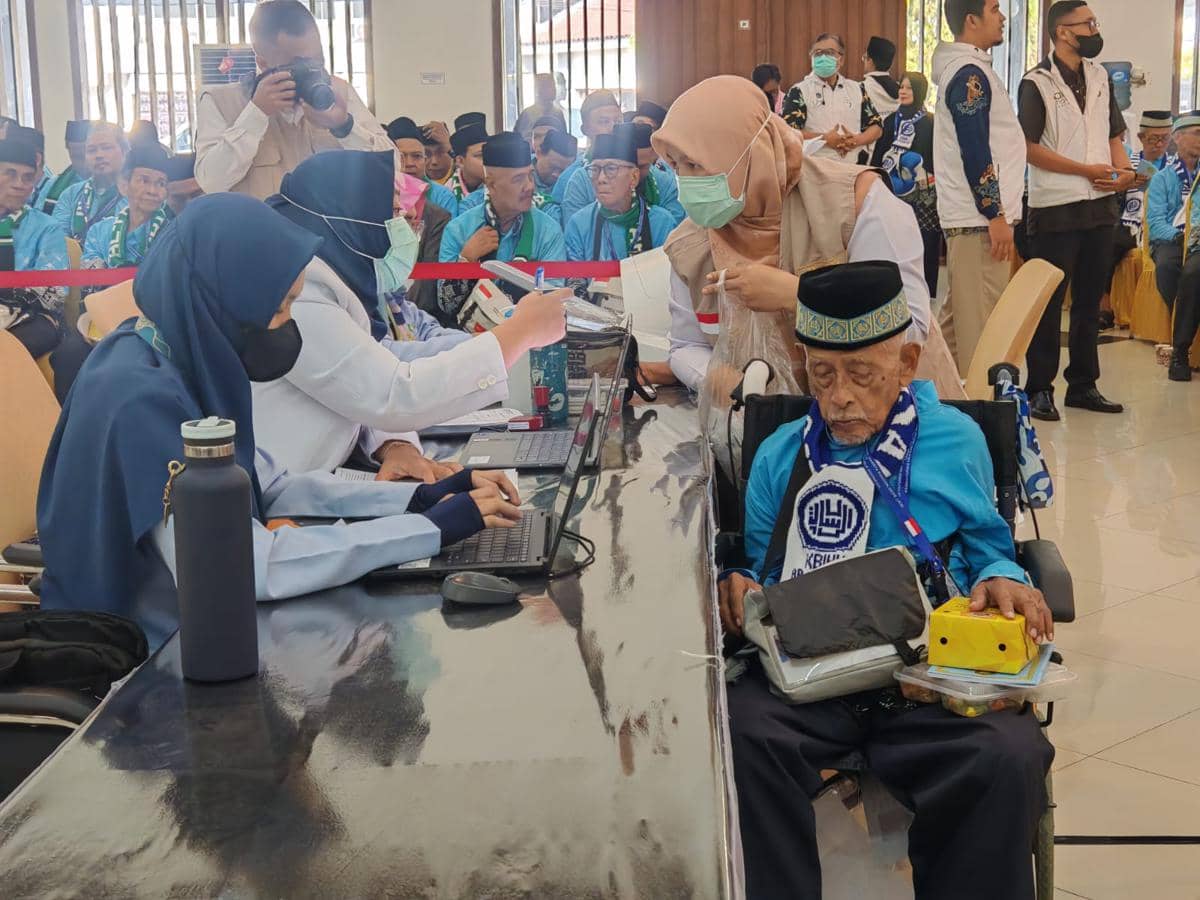 Suasana Asrama Haji Pondok Gede Jakarta Timur kedatangan jemaah haji kloter pertama, Selasa (21/4/2026).