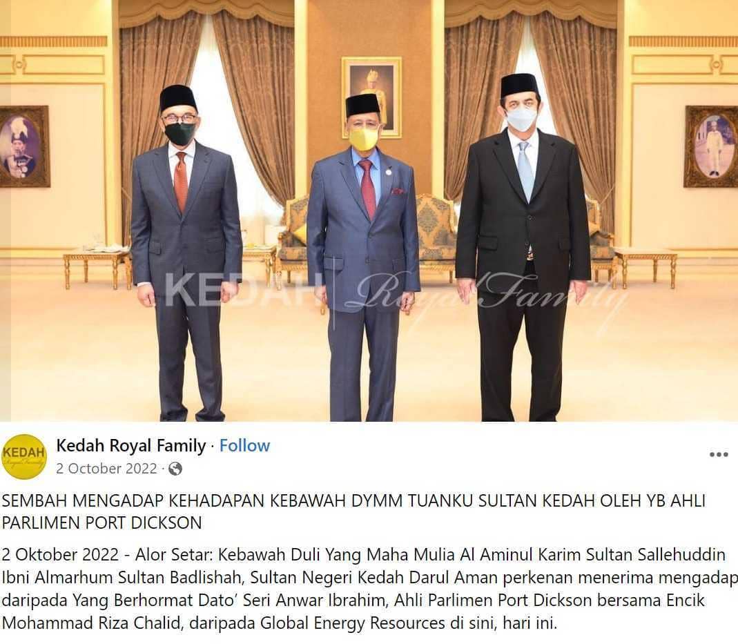 Tiga pria mengenakan setelan jas dan songkok berfoto di ruangan istana berhias mewah dengan tirai dan potret di dinding.