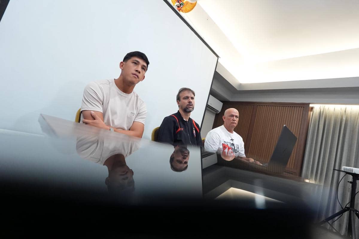 Pelatih Persija, Mauricio Souza, dalam sesi jumpa pers. (Dok. Persija)