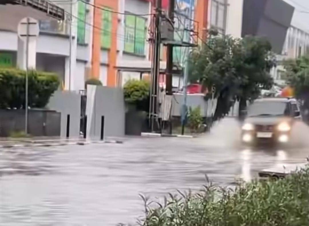 Hujan Deras Guyur Palembang Sebabkan Banjir, Sejumlah Kendaraan Mogok 