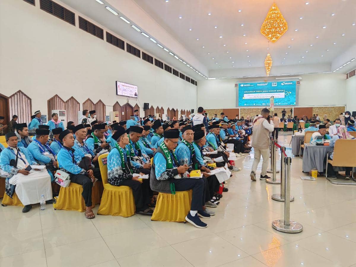 Suasana Asrama Haji Pondok Gede Jakarta Timur kedatangan jemaah haji kloter pertama, Selasa (21/4/2026).