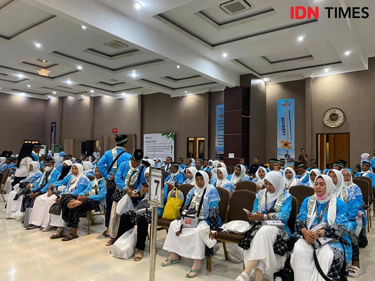 Ratusan CJH Mulai Masuk Asrama Haji Surabaya 