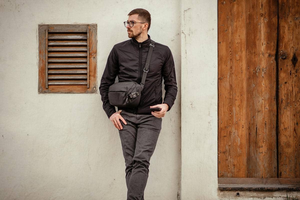 5 Alasan Sling Bag Jadi Pilihan Favorit Pria untuk Nongkrong Harian