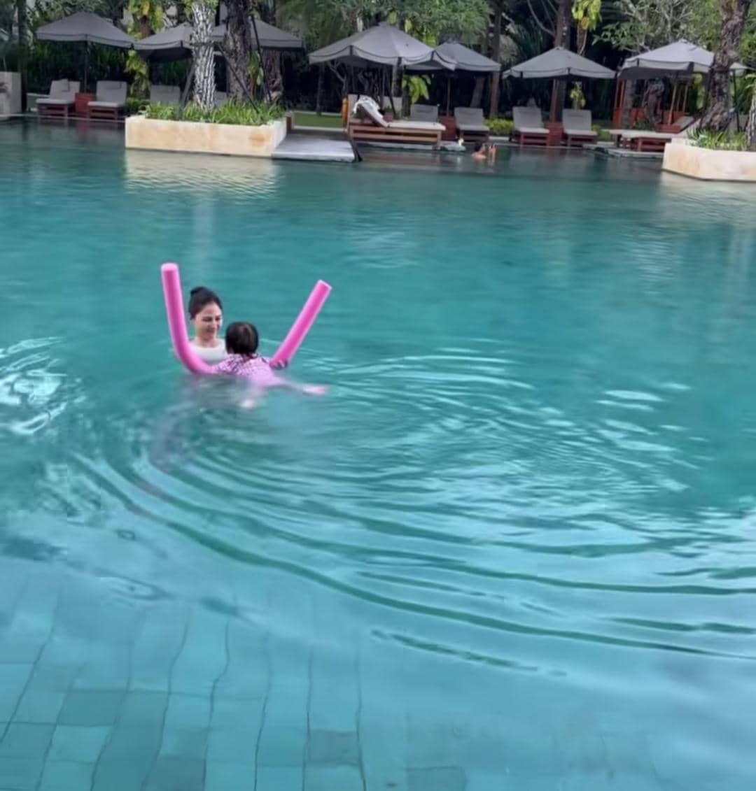 Jessica Mila dan keluarga liburan