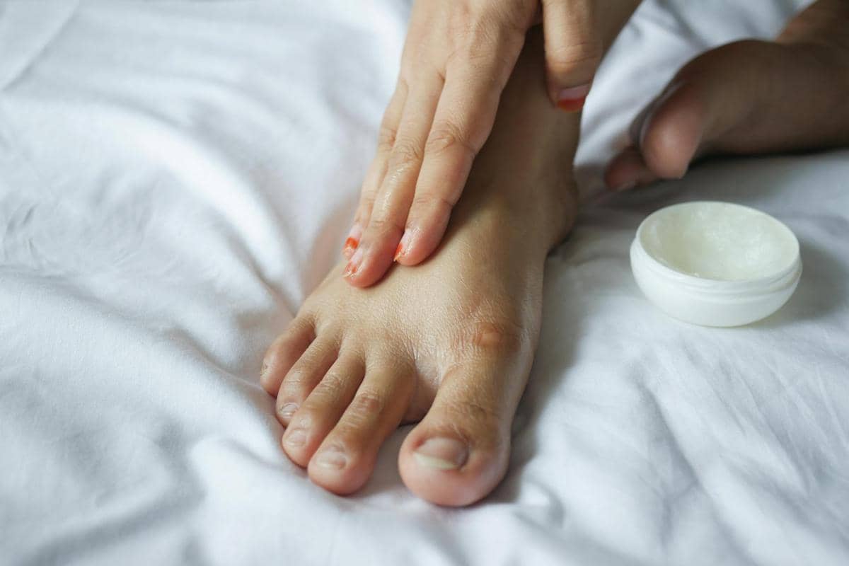 ilustrasi mengoleskan lotion ke kaki 
