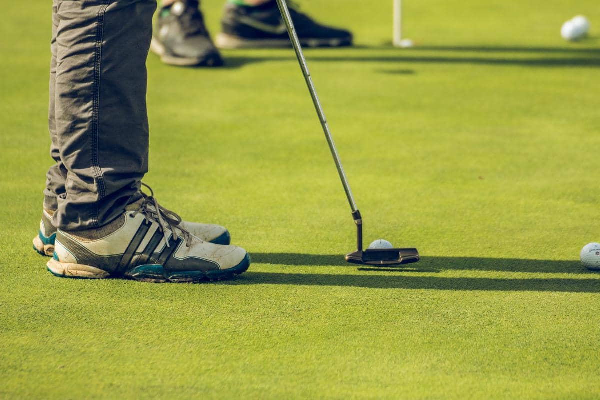 5 Sepatu Golf Adidas Terbaik untuk Performa dan Gaya