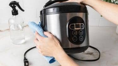 Ilustrasi membersihkannya magic com 