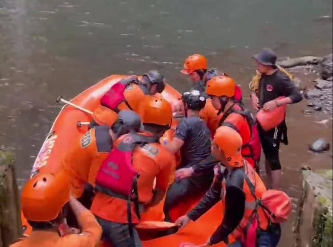 Petugas BPBD Pagar Alam saat mengevakuasi korban tenggelam di air terjun. (Dok. BPBD Pagar Alam)