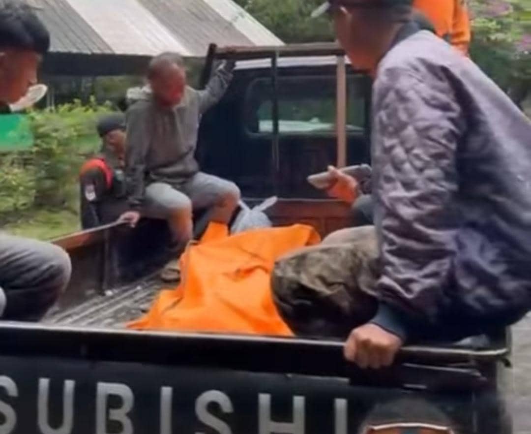 Petugas BPBD Pagar Alam saat mengevakuasi korban tenggelam di air terjun. (Dok. BPBD Pagar Alam)