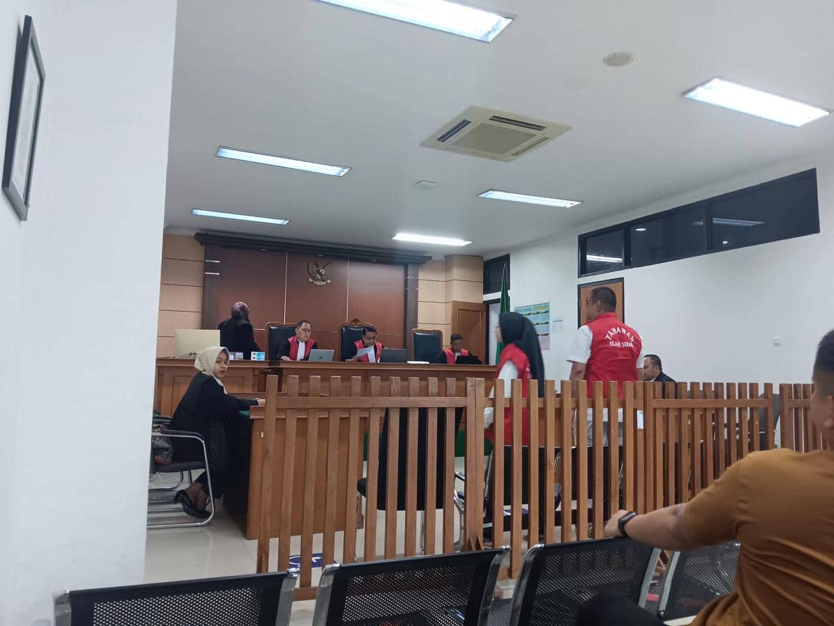 Wahyu Papat dan mantan suami Zahlidar usai menjalani sidang (Dok. Khaerul Anwar)