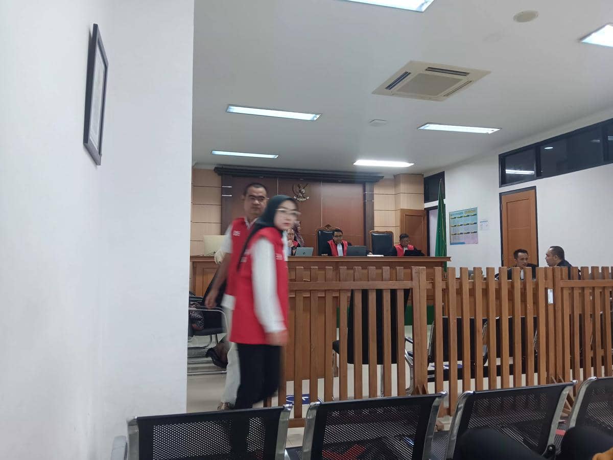 Wahyu Papat dan mantan suami Zahlidar usai menjalani sidang (Dok. Khaerul Anwar)