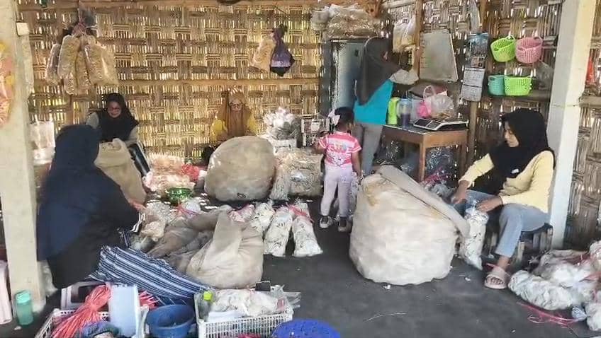 Kerajinan krupuk upil Desa Buluharjo, Kecamatan Plaosan Magetan. IDN Times/Riyanto.