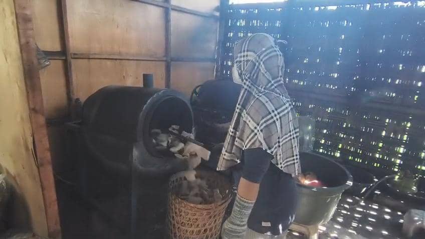 Kerajinan krupuk upil Desa Buluharjo, Kecamatan Plaosan Magetan. IDN Times/Riyanto.