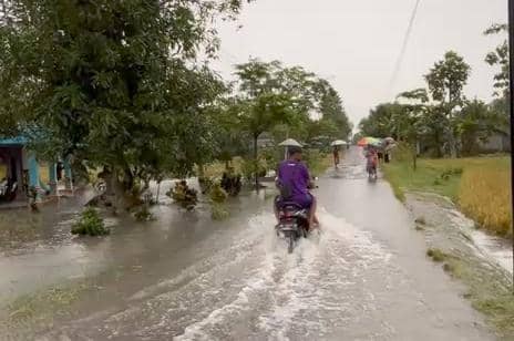 Puluhan rumah warga di Desa Semen, Kecamatan Paron, Kabupaten Ngawi, rusak diterjang puting beliung. IDN Times/Istimewa.