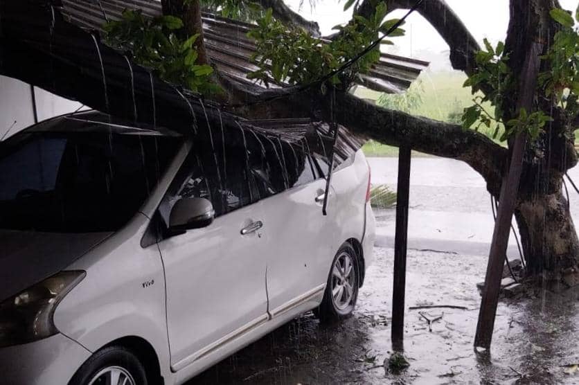 Puluhan rumah warga di Desa Semen, Kecamatan Paron, Kabupaten Ngawi, rusak diterjang puting beliung. IDN Times/Istimewa.