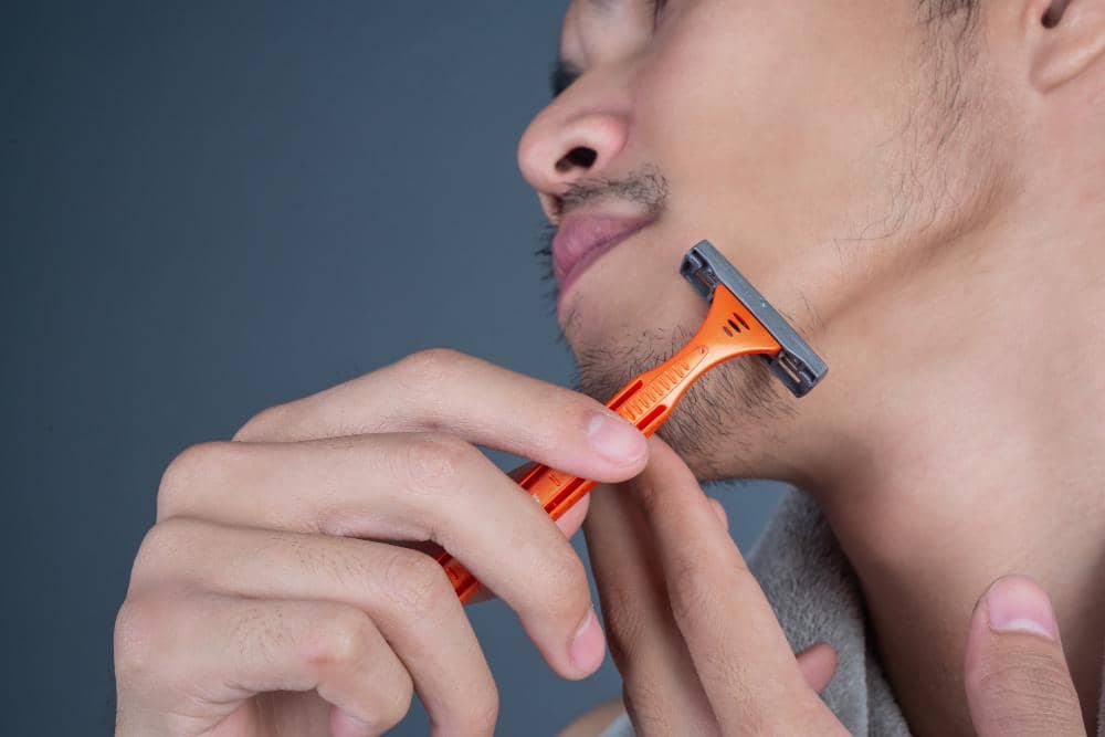 ilustrasi mencukur jenggot dalam keadaan kering