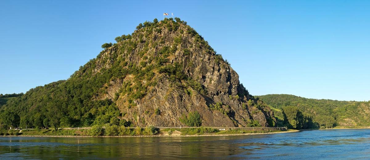 batu Lorelei di Sungai Rhein, tempat yang dipercaya menjadi asal legenda wanita misterius.