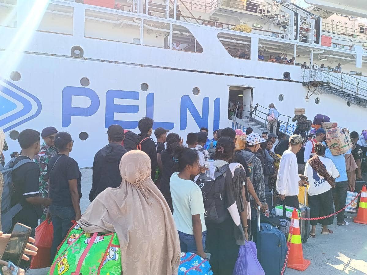 Calon penumpang kapal Pelni di Pelabuhan Tenau Kupang. (IDN Times/Putra Bali Mula)