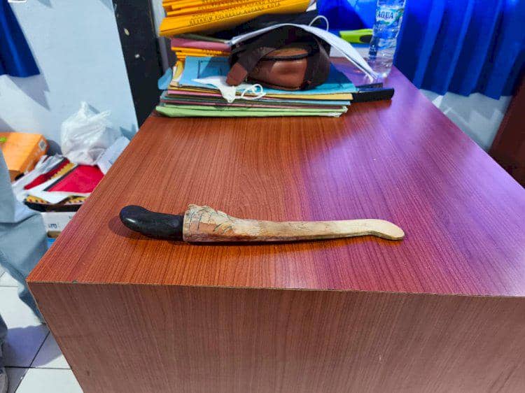Alat bukti pria di Kupang tikam pacar karena cemburu. (Dok Polresta Kupang Kota)