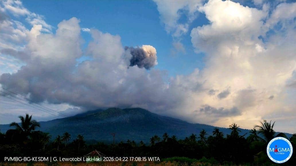 Gunung Lewotobi Erupsi Beruntun Pasca Gempa Bumi di Flores Timur