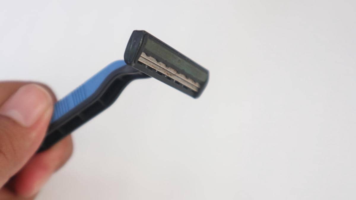 ilustrasi pisau cukur yang sudah tumpul