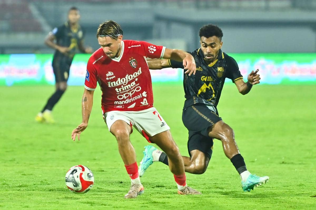 Bali United versus Malut United di musim 2025/2026.
