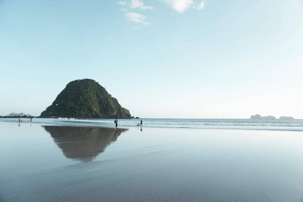 ilustrasi pantai di Banyuwangi 