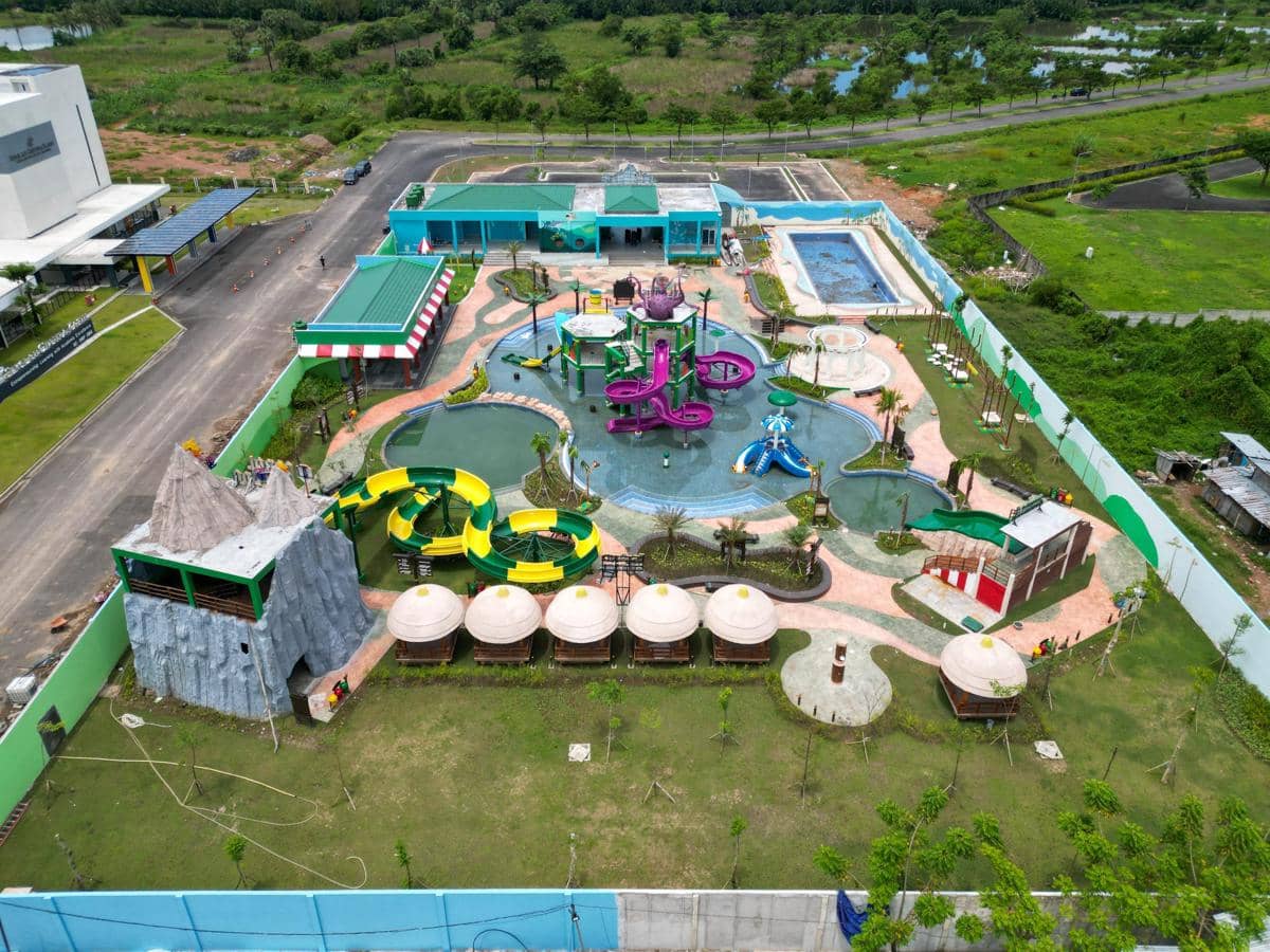 Suasana wahana bermain Taro Waterpark Tallasa City.