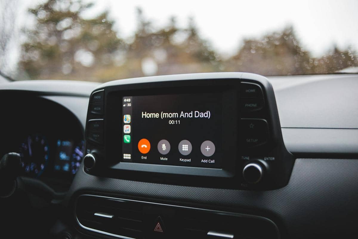 ilustrasi head unit android mobil