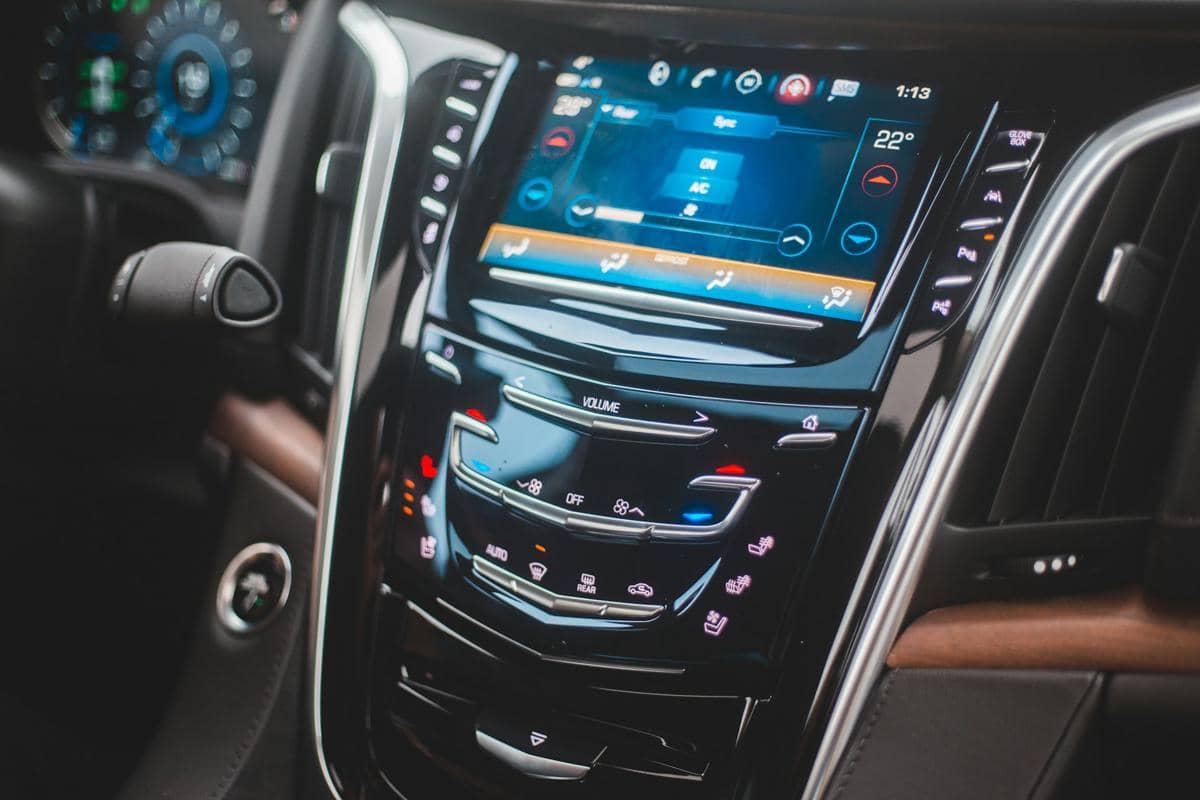 ilustrasi head unit android mobil