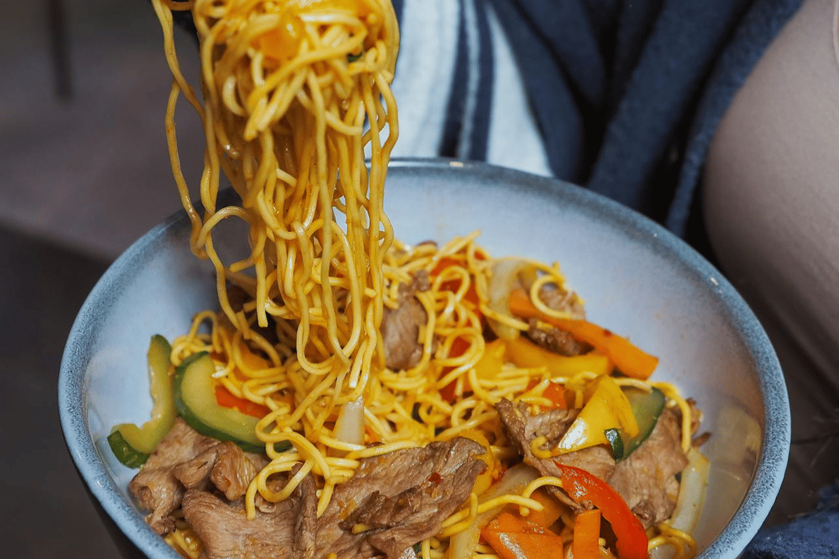 ilustrasi sajian mie creamy garlic butter dengan pork belly