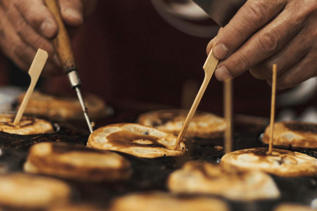 ilustrasi membuat martabak nasi ayam kecap