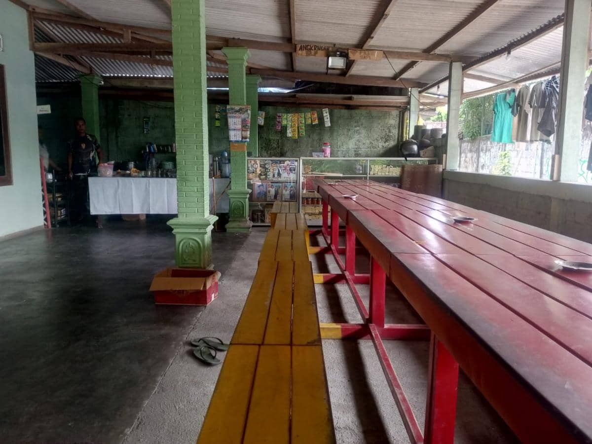 Warung SLF di belakang SMAN 1 Bambanglipuro tempat korban sering membeli makanan dan minuman.(IDN Times/Daruwaskita)
