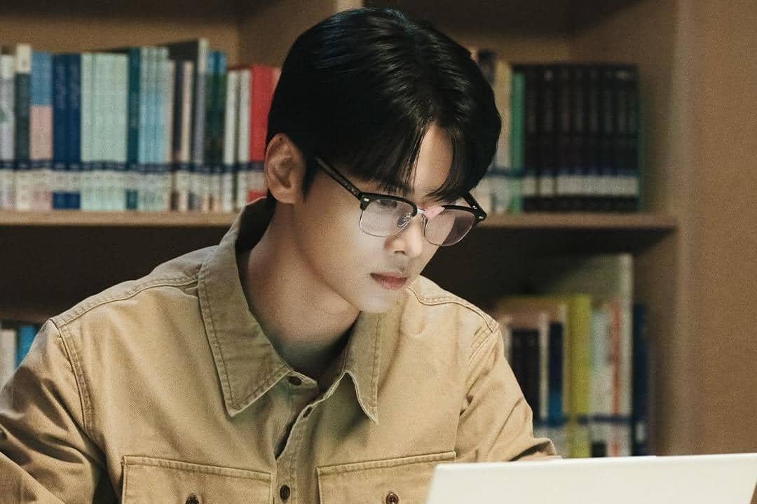 7 Karakteristik Kutu Buku pada Woo Su Absolute Value of Romance