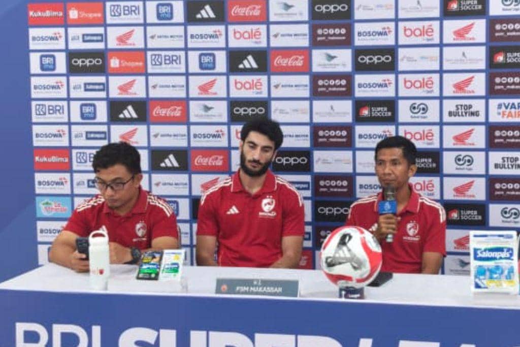 Caretaker PSM Makassar yakni Ahmad Amiruddin dan pemain Sheriddin Boboev.