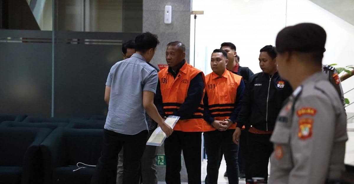 Bupati Tulungagung non aktif, Gatut Sunu Wibowo dan ajudan saat mengenakan rompi tersangka KPK. IDN Times/istimewa