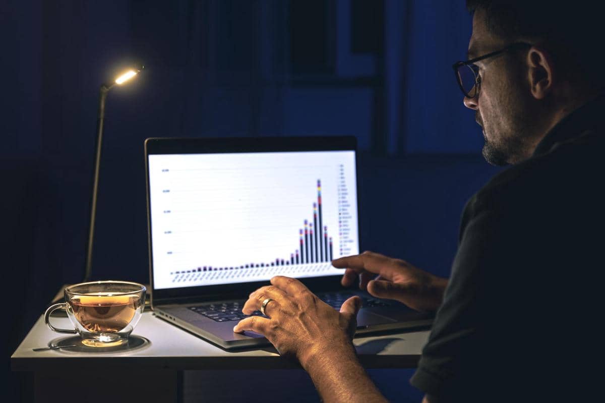 ilustrasi pria di depan laptop